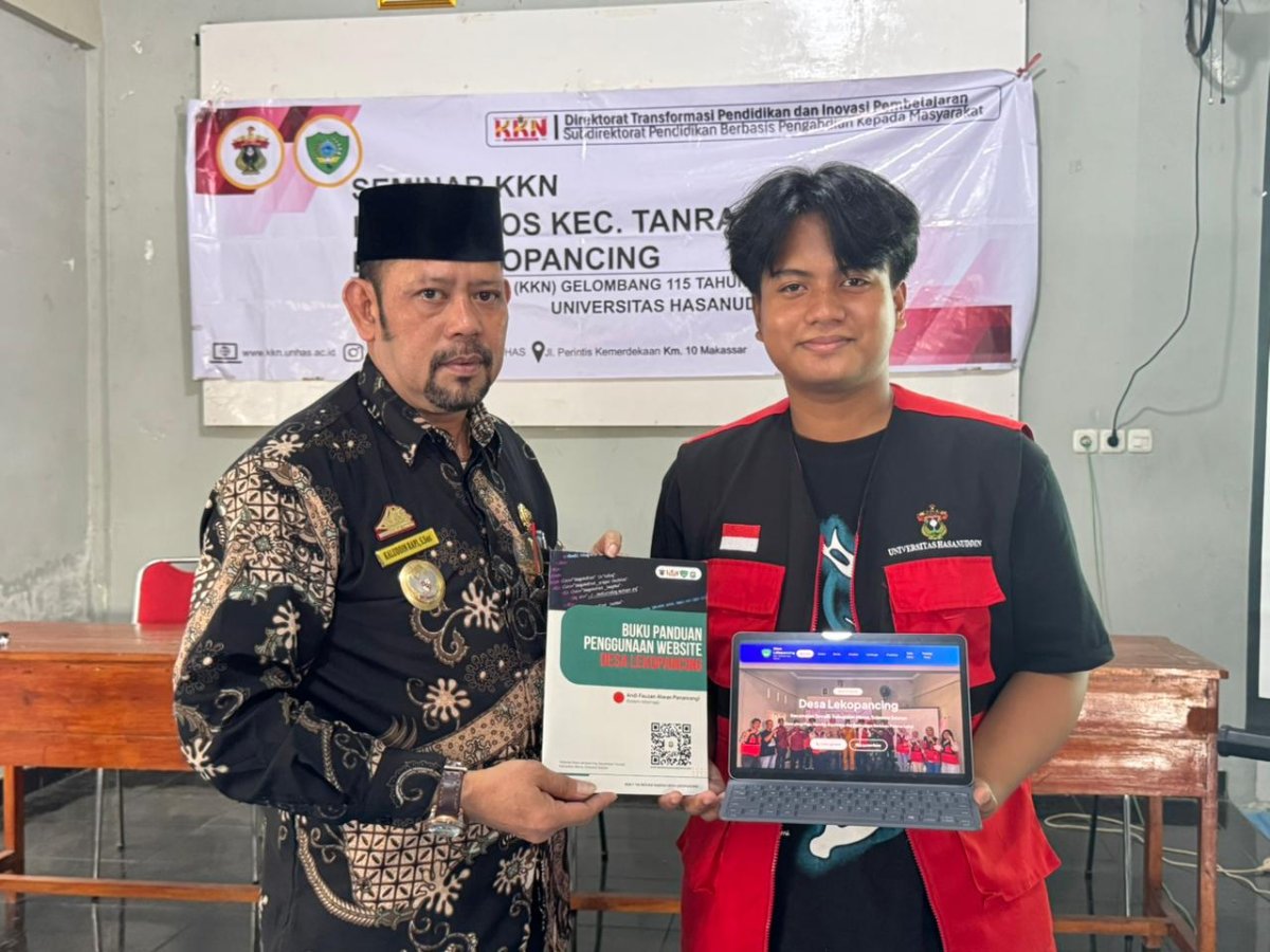 Penyerahan Website Desa dalam Kegiatan Seminar Hasil Program Kerja KKN di Desa Lekopancing