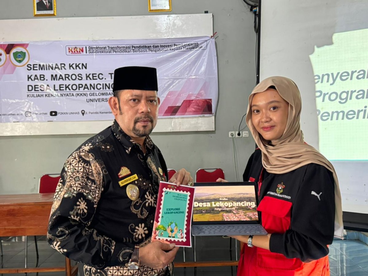 Penyerahan dan Penayangan Video Profil Desa Lekopancing dalam Seminar Hasil Program Kerja KKN