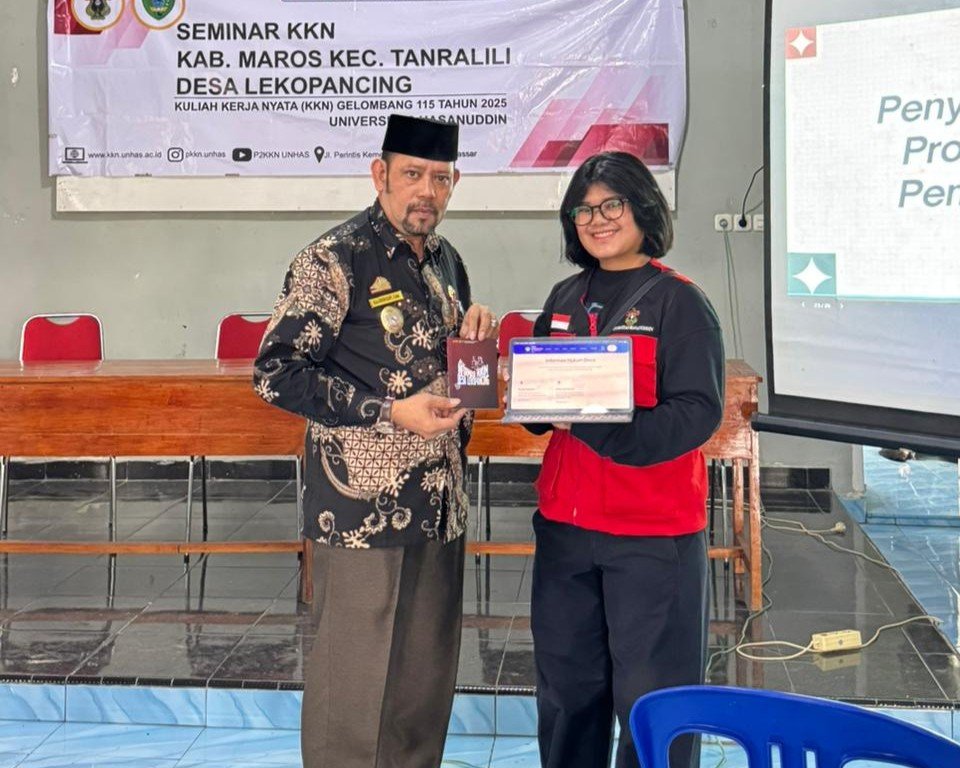 Penyerahan Informasi Hukum Desa dalam Seminar Hasil Program Kerja KKN Desa Lekopancing